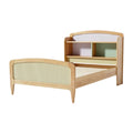 Minimalistisch bed met opbergrekken in natuurlijk hout