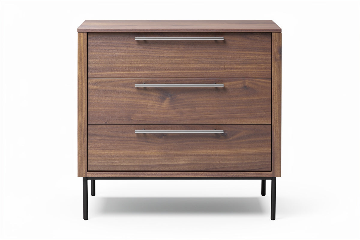 **Moderne houten ladekast met metalen handvatten**